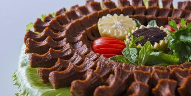 3- YRESEL ANLIURFA MUTFAI  Urfa 12 bin yllk bir ehir ve bu uzun gemii boyunca pek ok medeniyete ev sahiplii yapm. Kentin iindeki sinagog, kilise ve camiler bu kltrel gemi konusunda ipular tayor.