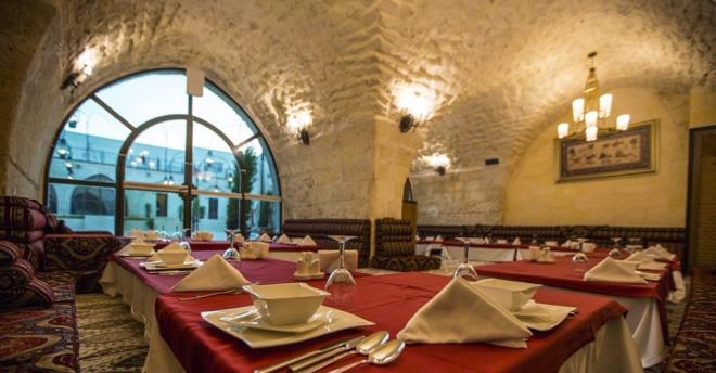 5- CEVAHR HAN'DA YEMEK    Cevahir Han, anlurfa'da tarihi dokuyu koklayarak, lezzetli bir yemek yemek istiyorum diyenlere nerebileceimiz tek adres.pek yolunda ticaret yapan kervanlarn duraklarndan biri olan byk bir han iine kurulu bu restoranda sra geceleri de dzenleniyor.