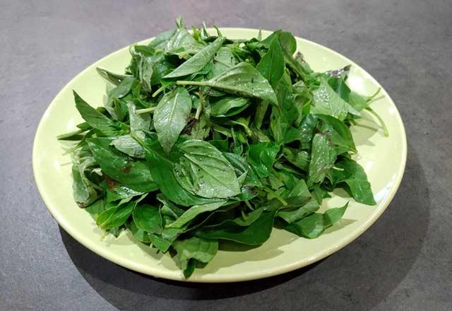 Fesleen nasl saklanr? <br>    Taze fesleenin kokusunu bilmeyen yoktur. Kukusuz ki hepimiz bu otu yemeklerimizde kullanmay ok seviyoruz. Buzdolabnn soukluu fesleene zarar verebilir. Fesleeni, nemli veya gneli bir pencere kenarnda saklayabiliriz. Eer ihtiya duyduumuzdan fazla fesleene sahipsek, fesleenleri nemli bir kt havluya sarp buzdolab kapanda muhafaza edebiliriz.