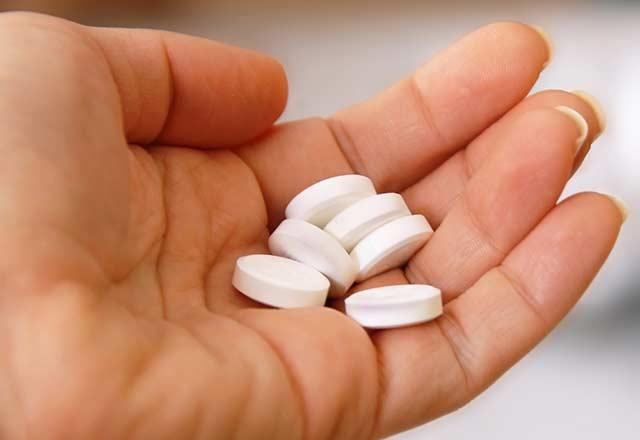 lalar nerede saklanr?<br>    lalar yanl yerde saklamak, tedavi srecinizi uzatabilir. lac banyo dolabnda saklamak olduka yanltr. Banyonun gereinden fazla nemli olmas ve banyoda bulunan klar ilalara zarar verir. lalarnz mutfak dolabnda bir ekmecede veya serin, karanlk bir yerde saklayn.