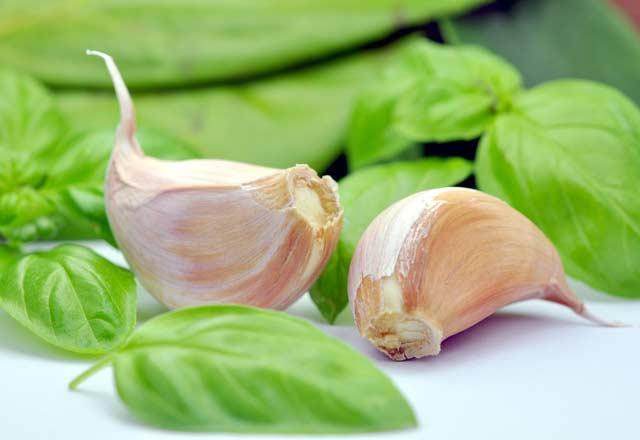 Sarmsak ve soan nasl saklanr?  <br>  Sarmsak ve soanlar kuru bir yerde muhafaza etmelisiniz. Souk ve neme maruz kaldklar zaman rmeye ve kklenmeye balarlar. Soan ve sarmsaklar asla buzdolabnda tutmayn.