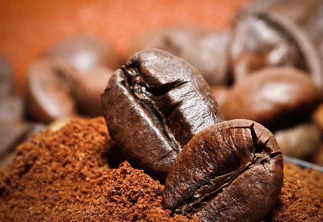 Kahve nasl saklanr?<br>    Biroumuz gne bir fincan kahve ile balyoruz. yi bir fincan kahvenin tadn karmak iin kahve ekirdeklerini doru muhafaza etmemiz gerekiyor. Kahve ekirdeklerini hava geirmez bir kapta muhafaza ederek tazeliini ve lezzetini korumu oluruz. Kahve ekirdeklerini asla buzdolabna koymayn.