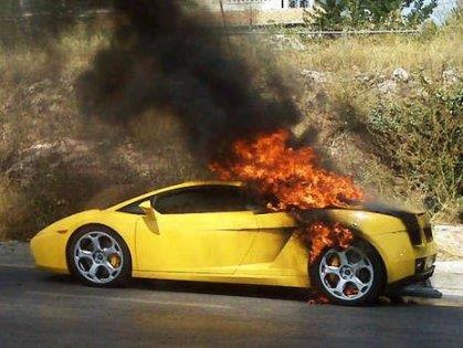 Bu da en az Ferrari kadar prestijli olan ba�ka bir sporcu Lamborghini'nin ate�le imtihan�.