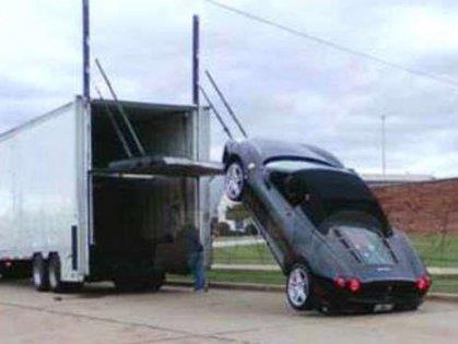 Ohio'da sahibine g�t�r�len s�f�r kilometre F430 Spider �ekiciden nas�l d���r�l�r bilmiyoruz, ama o art�k 391 bin Euro'luk bir hurda.