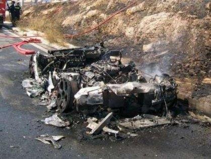 Bir araba erir mi demeyin, eriyor. Lamborghini'nin sahibinin elinde art�k tekerlek ve �asiden ba�ka bir �ey yok.