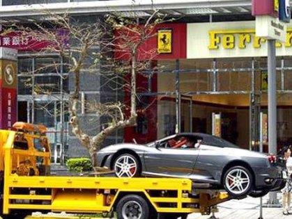 Yine yepyeni bir Ferrari ancak bu kez Taipei'de. Arac� �ekiciye y�klemek isteyen g�revli 1. vites yerine geri vitese tak�nca ortaya bu g�r�nt� ��kt�.
