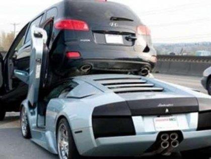 Tamam araba �ok h�zl� ve aerodinamik ama, trafikte �ndeki arac� takip ederken �ok dikkat etmek gerekiyor. B�yle kazalara her zaman rastlanm�yor.