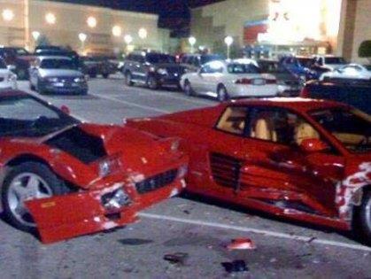 �ki Ferrari'nin birbiriyle kaza yapmas�n� her zaman g�remezsiniz. Bir al��veri� merkezinin otopark� bu ilgin� olaya tan�kl�k etmi�.