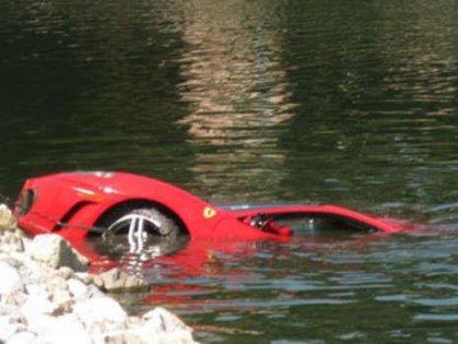 Bisikletli bir �ocu�a �arpmamak i�in ani bir manevrayla araban�n y�n�n� g�le �eviren bir ki�i "O kadar para verdik herhalde y�z�yordur" demi� olabilir ama Ferrari F430'da olsa bu otomobiller y�zemez.