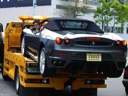 S�r�c�n�n y�z�nde "acaba bundan sonraki 1 y�ll�k maa��m araban�n hasar�n� kar��layabilecek mi?" der gibi endi�eli bir ifade var.