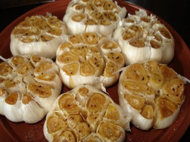 6 D SARIMSAK YERSENZ<br>      Vcudunuz, sarmsan salglad antioksidanlar alglamaya ve serbest radikallerle mcadeleye balyor. 6 di kavrulmu sarmsak yerseniz, 2 ila 4 saat iinde vcudunuz sarmsan iindeki faydal maddelerden istifade etmeye balar.