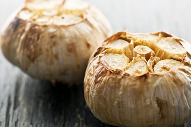 Kavrulmu sarmsaklar yedikten sonra 24 saat boyunca bol bol su iin, taze sebze ve meyveler tketin. Ana yemek olarak da yine hafif, mmknse kolayca sindirilebilir, protein asndan zengin yemekler tercih edin. Rafine, yani ilenmi eker ve gdalardan da uzak durun.