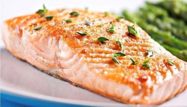 Somon: Somonun ierisinde bulunan astaxanthin cilt elastikiyetini artrrken, izgilerin ertelenmesine yardmc oluyor. Omega 3 ise ypranan ve kuruyan cildin onarlmasn ve hcre zar yapsnn yenilenmesini salyor. stelik cilt yenilenmesi ve doku onarm iin olmazsa olmaz bir bileen olan kolajen dostu olarak ne kyor. Haftada iki gn zgara veya frnda somon tketmeyi ihmal etmeyin.