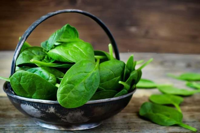 Ispanak: A vitamini ciltte krklk oluumunu azaltmann yan sra nem kaybn nlyor. Bir insann gnlk 700-900 mikrogram A vitamini gereksinmesi bulunuyor ki, bu gereksinmeyi karlamak iin gnde 1 avu kadar (yaklak  kase) spanak tketin.