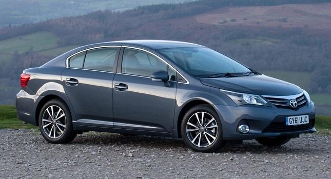 TOYOTA AVENSIS: Toyota&#8216;nn hem lks hem de aile iin ideal olarak rettii Avensis 2016 modeli listemizin ikinci otomobili oluyor.  mekanda akll tasarmyla her yolcuya sunduu geni diz ve ba mesafesiyle olaanst bir deneyim sunan Avensis modeli sadece i hacmi ve lks donanm ile deil, d kasasnn salaml ile de n plana kyor.    Alminyum alaml jantlarn grsel kalitesini tamamlayan almunyum kasa salamlk konusunda testlerde en baarl sonulardan birisini alm durumda. Bakacak olursak aslnda sadece Avensis modeli deil, Toyota&#8216;nn son zamanlarda rettii st snf ou aracn d kasa kalitesi olduka tatminkar sonular veriyor.  ve aile gezileri iin ideal olarak tasarlanan Toyota Avensis testlerde yolcu emniyeti konusunda %81, src emniyeti konusunda %93, yolcu emniyeti konusunda %85 ve yaya yolcu emniyeti konusunda %78&#8216;lik sonular alyor.