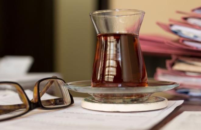 Snrsz ay kahve tketimi yerine limonlu su iin: <br>Gnlk ay ve kahve tketimi gn iindeki i ziyaretlerinde ok fazla olmaktadr. ay ve kahvede bulunan kafein fazla miktarda alndnda, vcuttan su atlmn kolaylatrmakta ve konsantrasyon bozukluuna neden olacak demir emilimini engellemektedir. Ar kafein bbrek ta oluumuna da yol aan bir nedendir. Gnde, ekersiz 2 fincan Trk kahvesi ve ekersiz 5 bardak ay yeterlidir. Gn iinde bu snrlamay amamak iin yaplan i ziyaretlerinizde, kahve veya ay yerine limonlu su tercih edilebilir.