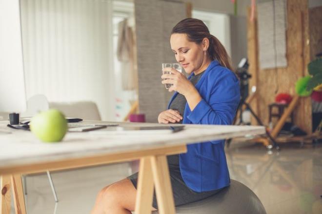 Metabolizma hzna destek iin su tketimine nem verin: <br>Gn iinde bol su tketimi de ok nemlidir. Gnlk su tketimi ortalama 2,5-3 litre olmaldr. Su tketimini artrmak iin suyun iine 1 dilim limon, nane gibi aroma verici besinler eklenebilir. Su tketimi yavalayan metabolizmay da hzlandrmaya yardmc olmaktadr. Metabolizma hzna destek olmak iin gn iinde hareketli olmak ve uzun sre masa banda almay gerektiren mesleklerde belirli srelerde ara vererek ksa yryler yapmak da nemlidir.