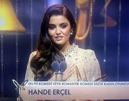 Gen oyuncunun  bu dle layk olmadn dnen usta isim Demet Akba, "Herkese dl veriyorlar. Yaknda abajura da dl verecekler. Kendisi komedi mi yapm bilmiyorum. Bunlar geici eyler" dedi.