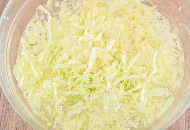 Enfeksiyonlara kar koruyor<br>    C vitamini ynnden birok sebzeye gre ierii ok daha kuvvetli olan beyaz lahana enfeksiyonlara kar koruyor, bakl glendiriyor. Beyaz lahanann 100 gram, gnlk C vitamini ihtiyacnn yzde 40&#8217;n karlyor. Piirildike, bekledike ve ilemden getike C vitamini ierii azalmasna karn yine de faydas byk.