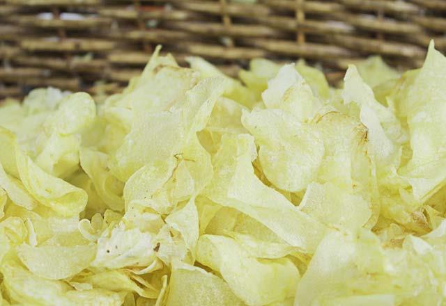 &#8220;Pierken etraf kaplayan o kokusu olmasa!&#8221; Pek ok kiinin &#8216;beyaz lahana&#8217; denilince ilk olarak bu szler dklyor dudaklarndan. Oysa piirirken ho olmayan kokular ortaya karan kkrtl bileikler beyaz lahanay daha kymetli yapyor. Zengin vitaminler, mineraller ve gl ierikleri onu doann k aylarndaki mucizevi besinlerinden biri klyor.<br>    Beslenme ve Diyet Uzman pek Ertan, ieriindeki kkrtl bileikler, A, C ve K vitaminleri sayesinde antioksidan zellii olduka gl bir sebze olan beyaz lahanann faydalarndan bahsetti.