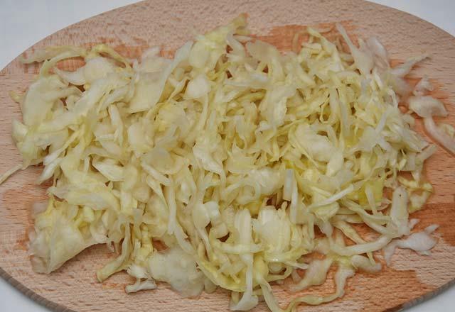 Barsaklar altryor<br>    zellikle piirirken ho olmayan kokular ortaya karan kkrtl bileikler, beyaz lahanann sindirim sistemini iyi altrmasn salyor. Ayrca yaprak ksmlarnda daha youn olarak bulunan posa sayesinde de barsak hareketlerini artrc zellii olduka yksek bir sebze.