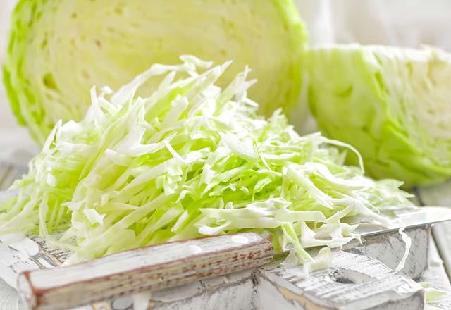 Yksek tansiyonu dryor  <br>  Yapsnda bulunan lif ve baz madeler ile diretik yani vcuttan suyu atmaya yardmc bir sebze olan beyaz lahana, bu sayede dolamn iyi olmasn, demin azalmasn, su ile beraber sodyumun da vcuttan uzaklatrlmasn, dolaysyla tansiyonun drlmesini salyor. Yksek tansiyonu, demi olan kiiler tarafndan yemei ya da salatas rahatlkla tketilebilir.