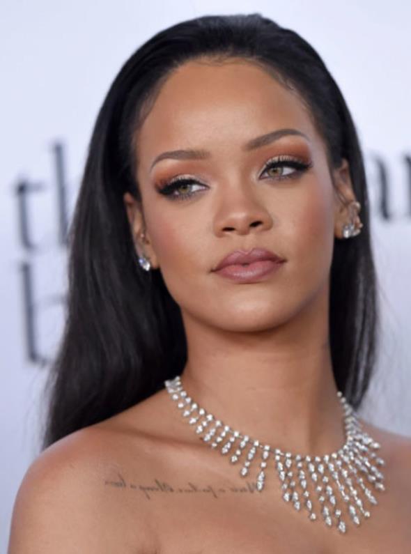 Rihanna'nn servetini sadece lks evler, pahal kyafetler ya da gz kamatran tatillere kmak iin harcadn sanyorsanz yanlyorsunuz: nl arkcnn, bykanne ve babasnn adn tayan bir vakf var. Clara Lionel Vakf'nn amac ise zellikle dnyann geri kalm blgelerindeki kz ocuklarnn eitim grebilmesini salamak.<p>    kaynak :kelebek