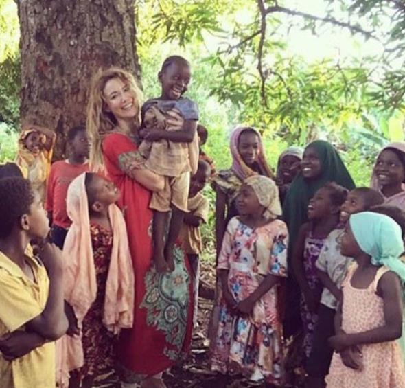 Manevi yan arlkl bir hayat sren zelik, sadece Trkiye'de deil dnyann drt bir yanndaki yardma muhta insanlara yardma adad kendini.
