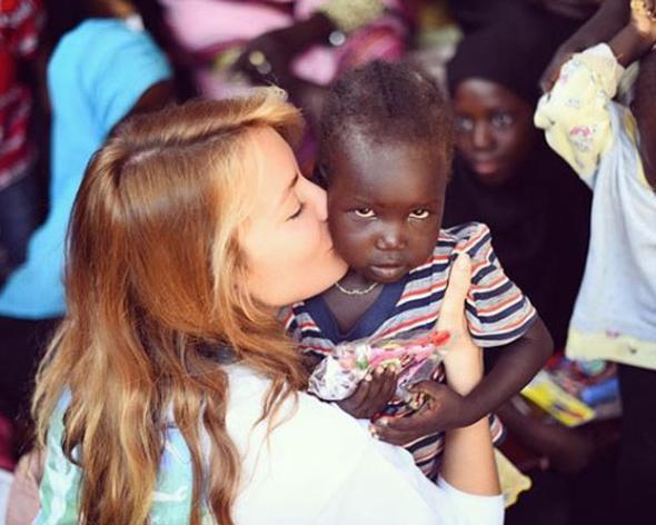 Hatta bu uurda bir dernek bile kurdu. Umuda Koanlar adn verdii bu dernek araclyla Trkiye'nin yan sra Banglade'deki yardma muhta insanlara da yardm elini uzatt.