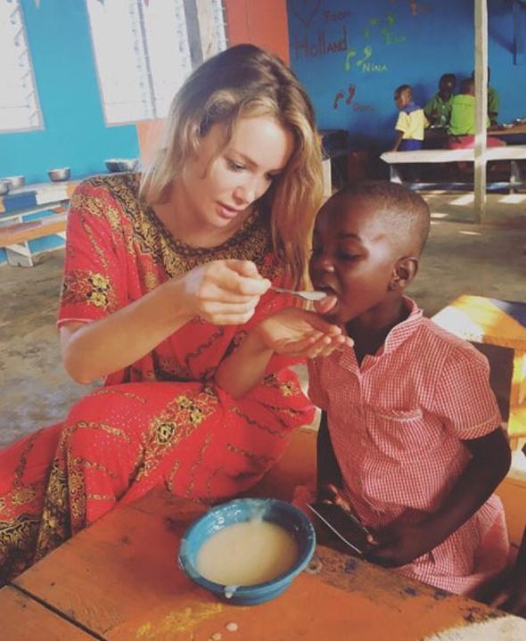 Onu ekrann en gzel oyuncularndan biri olarak tanmtk. ok izlenen bir dizide rol ald. Orada tant rol arkadayla evlendi, bir ocuk sahibi oldu. Ama sonra einden de iinden de ayrld. Uzun sre sonra onu prltl dnyann uzanda bambaka bir hayat srdrrken grd hayranlar.