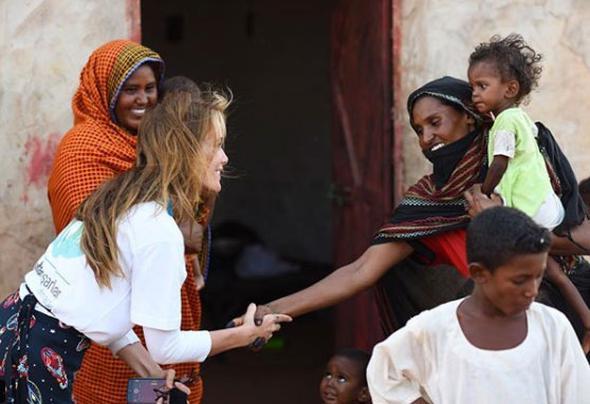 Gamze zelik, ekibiyle birlikte sonra da Sudan'a uzand. Hayat gr de gemiten ok farkl bir yne giden zelik, bu yardm faaliyetlerini Instagram sayfasnda takipilerine duyuruyor.