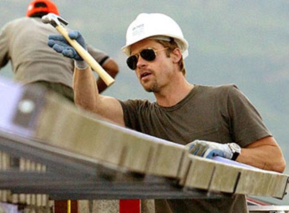 Brad Pitt , Katrina Kasrgas'nda yklan New Orleans iin bir konut projesi de gerekletirdi.Hatta bir ara bir inaat iisi gibi gidip orada alt. Bylece oradaki insanlarn durumuna dikkat ekti.