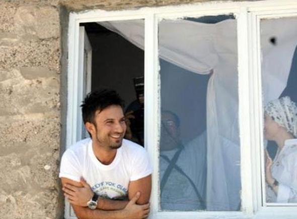Tarkan, zaten zaten evreye olan duyarllyla tannyor. Bir dnem Hasankeyf'teki tarihi ve doal gzelliklerin yok olmamas iin de kollar svad.