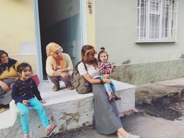 nlleri hep kamera karsnda, dl gecelerinde ya da krmz hal trenlerinde gryorsunuz deil mi? Elbette ilerinin bir paras olduu iin bu durum doal.Ama hayatlarnn her ann gzler nnde yaayan nller bazen de kimsenin bilmedii iler yapyorlar. "" dediysek lafn gelii. Tamamen kendi giriimleriyle,  herhangi bir beklenti iine girmeden hatta hayranlar dahil birok kiinin ruhu bile duymadan. Hatta bazlar o parlak dnyadan elini eteini ekip kendini tamamen bu ilere bile veriyor kimi zaman.<p>      Birlemi Milletler iyi niyet elisi olarak alan nlleri hemen hemen herkes biliyor. Ama bir de daha sakin, "sessiz ve derinden" yardm faaliyetlerinde bulunan nller var ki onlardan pek az insann haberi var.    <p>  te yardmsever nller.