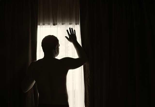 Uyurken odanz olabildiince karanlk hale getirin. Yataa girdiiniz anda telefonu elinizden brakn karanlk ortamda telefon na maruz kalma beyinde melatonin retimine sebep olur. Odanzda karartma perdeleri kullanmanz iyi bir uykuya zemin hazrlayacaktr.