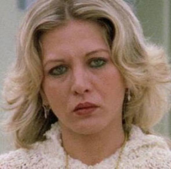 Sonunda da tpk yaad gibi sessiz sedasz bu dnyaya veda etti... lm ise gazetelerde tek stuna bir ka satrlk haber oldu...  <br>  Dile kolay tam 41 yldr Yeilam'n iindeydi... Belki Yeilam'n en parlak yldzlarndan biri olmamt. Ama sar salar, mavi gzleri ve elbette yeteneiyle bir dnemin aranlan yardmc oyuncularndan biriydi.<br>    Kimi zaman sinema filmleri iin kamera karsna geti, kimi zaman TV dizileri iin.  yeilam , yeilam'dan film gibi ykler , yeilam ykleri