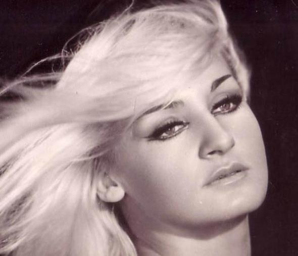 Onun yksn bir film olsa belki de milyonlarca kiiyi salonlara eker ve gzyalarna board. Kck yanda kefedilip sinemaya adm att, adn tarihe "efsane dansz" olarak yazdrd.  <br>  Yal kadn bir yaknnn arabasnda geirdii trafik kazasnda yaamn yitirmiti. Cenazesini buz gibi morga getirdiler. Kimlik tespiti iin gnlerce bekletildi. Ama ne arayan oldu yal kadn ne soran... Ta ki bir gen gelip onu tanyana kadar. te o zaman yapt "ate dans" ile bir dnem sahnelerde ve Yeilam'da frtna gibi esen zcan Tekgl'n trajedisi gn na kt.