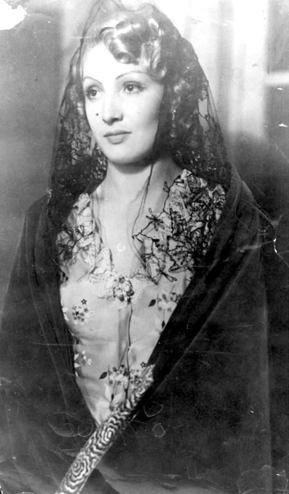 Hayat frtnalarla geen, figranlktan zirveye ulaan Cahide Sonku, bast yerlere hal serilen, ayakkabsndan ampanya iilen sinemamzn ilk staryd.  <br>  Parasnn kymetini bilmedi, har vurup harman savurdu.