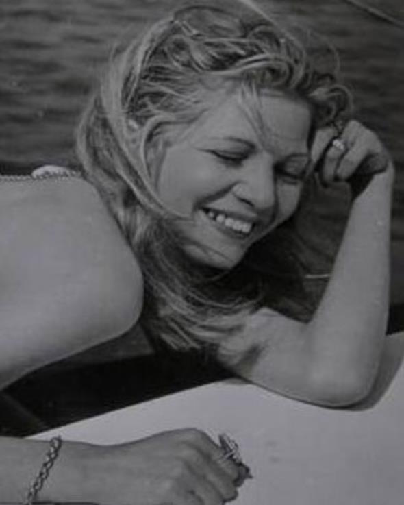 Hlya Tulu'nun yks de bir Yeilam melodram olabilecek trdendi. Sessiz sedasz yaad, bir ok filmde yardmc roller iin kamera karsna geti... Hibir zaman spot klarnn zerine evrildii bir yldz olmad.. Kariyerini istikrarl ama sakin bir biimde srdrd.