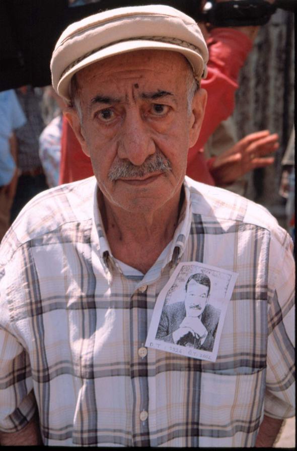 Sonraki yllarda evirdii filmlerle rolleri byyen Hazinses, Trk sinemasnn unutulmaz komedi sanatlar arasna girmeyi baard. Hazinses, oyunculuunun yan sra gfte ve beste almalar da yapt.<br>    Son yllarnda sefaletin kucanda olan sanat, Gztepe Semiha akir Huzurevi&#8217;ndeydi. 2002&#8217;nin austos aynda hayata gzlerini yalnzlk iinde yumdu.