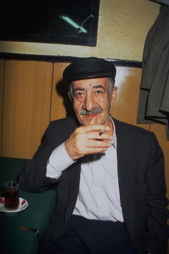 Hayat yks da soyad gibi bitti...1925&#8217;de Diyarbakr&#8217;da doan Sami Hazinses, ilkokuldan sonra almak iin stanbul&#8217;a geldi. 1953&#8217;de Mahir Canova&#8217;nn ynettii &#8216;Kara Davut&#8217; filmindeki rolle sinemaya balad.