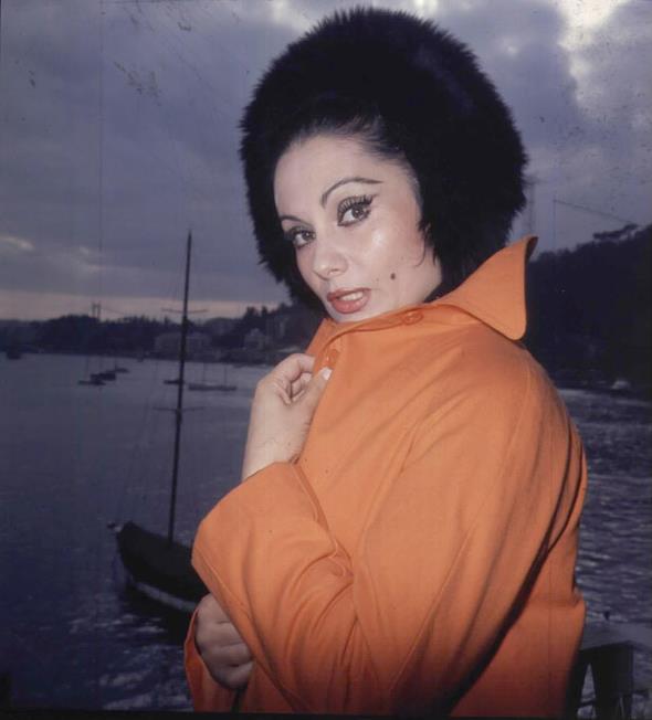 Doruk'un hayat trajedilerle ve zorluklarla geti. Kendisinden 30 ya byk bir adama, ilk ei Faruk Ken'e ak olup evlendi Doruk. Atlar, kkler, yatlar, katlar, binbir eit kostmler iinde yaarken baka bir gen adama ak oldu ve kn balangcn yaad. kinci eiyle oturduu eve icra memurlar geldi. Varn younu alp gtrdler. O da kznn evinden getirdii eski koltuklarla idare etti.<br>    kinci einde de arad mutluluu bulamad Belgin Doruk. Einin i gerei sk sk seyahate kmas yznden kendisini kopkoyu bir yalnzln iinde buldu. Doruk 1970'li yllarn banda dnemin en nl gazinosu akl'da sahneye kmaya da hazrlanm. Ama syleyecei arknn szlerini unutunca bu hayali de suya dm.