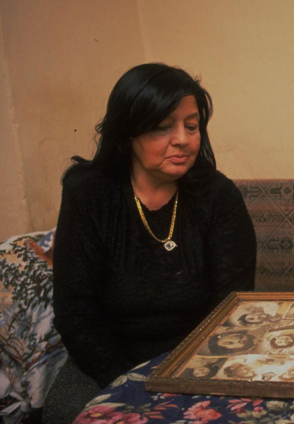 Ama yoksulluk uurumuna den nller gibi, nce iini, sonra saln yitirdi. Son gnlerini hayranlarndan birinin evine snarak geirdi. En son Bursa Devlet Hastanesi morgunda yapayalnz kald. 1999&#8217;un austos aynda birka yakn tarafndan topraa verildi.