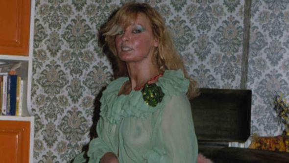 Aslnda byle hikayeler nllerin dardan bakldnda prltl grnen dnyasnda yle ok ki... Bazen anslar kt gittii iin bazen kendi yanl admlar yznden hretin zirvesinden bir anda yalnzln ve yoksulluun en derinine den nllerin yklerini okumusunuzdur siz de! te Yeilam'n bir dnemine damga vuran yldzlarn yaad o film gibi hayatlar.