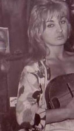 Dneminin magazin basnnn peinde kotuu nllerden biriydi Tekgl. Gzelliini sergileyen fotoraflar ile erkeklerin ban dndrd. yle ki ona "cihan yand dilber" derler, sann tek teline dokunabilmek iin servetlerini ayaklarna sererlerdi. 1980 ylnda Kltr Bakanl tarafndan kendisine Onur Belgesi verilmesi,tartmalara yol at.  <br>  Sonra devir deiti. Tekgl yavaa kesine ekildi. Artk onu ne arayan vard ne soran. Hi evlenmemi, yuva kurmamt. Bu yzden babasndan kalan maa ile geinmeye alt. Hatta baba yadigar evi satp kt kanaat yaamaya balad.