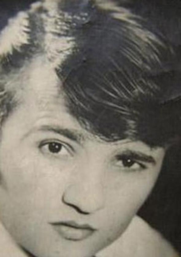 15 Mays 1944'te Mersin'de dnyaya gelen Birol In'n filmlere konu olacak bir yaam yks var. Kk yata ailesini yitirince akrabalarnn yannda kalan In sinemayla, Adana'ya ekim iin giden bir film ekibi sayesinde tant.  <br>  Grdklerinden etkilenince film yldz olmak iin 1958 ylnda stanbul'a geldi. Hem de yaya olarak.<br>    Henz 15 yanda olan In, soluu Beyolu'nda bir otelde ald. stanbul'a geliinin hemen ertesi gn bir film irketinin kapsnda bekleyip sete giden bir minibse gizlice bindi. Bu deneyim onun sinemann bysne iyice kaplmasna yol at. 1968 ylnda Trkiye'de ilk yerli fotoroman yaynlayan Birol In, Ezili ve Dirili gibi filmleri ynetti.