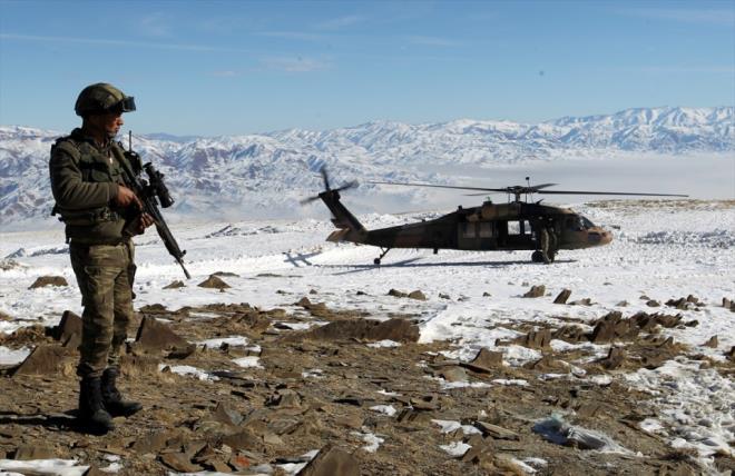 Trk milletinin huzuru ve vatann blnmez btnl iin adeta kar altnda yaayan gvenlik gleri, metrelerce ykseklikte dondurucu soua ramen elleri tetikte bekliyor.