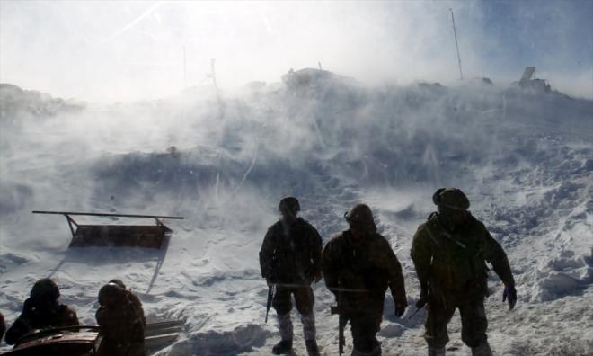 "Geen yl terristlerin gezdii blgeye Mehmetik hakim"-    Hakkari'den tm Trkiye'ye mesaj veren Toprak, "Mehmetiklerimiz burada en iyi artlarda grevini icra ediyor. Gerek silah, mhimmat, gerek teknolojik imkanlar, gerek salk gerekse sosyal ihtiyalar manasnda hibir ihtiyalar olmadan lkemizin en u noktasnda grev yapyorlar.