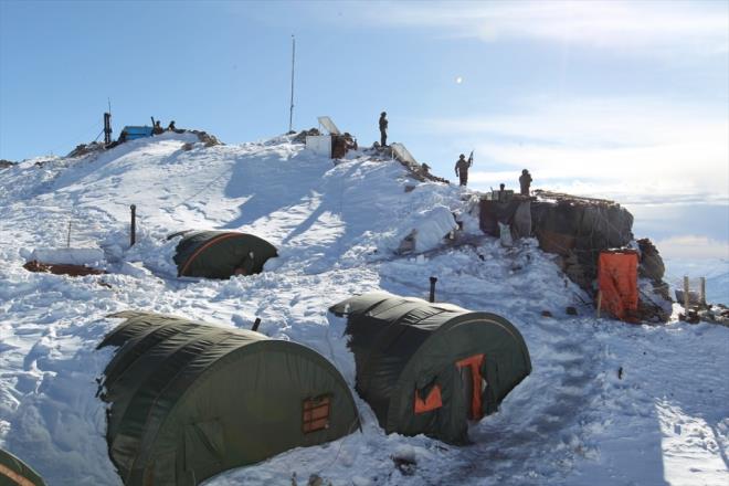 Btn blgeyi kameralarla kontrol altnda bulunduruyor. Hibir kanun d hareketin gereklemesine izin vermeyecek ekilde grevini icra ediyor. Ben kahraman Mehmetiimize, jandarmamza ve zaman zaman buraya greve gelen gvenlik korucularmza teekkr ediyorum. Komutanlarmza gstermi olduklar katklarndan dolay teekkr ediyorum."