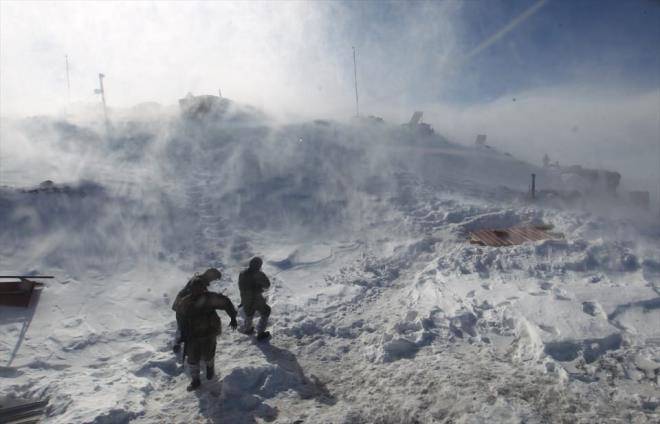 Komutanlardan blgeyle ilgili bilgi alan Toprak, mevzilerde nbet tutan askerlerle sohbet etti.